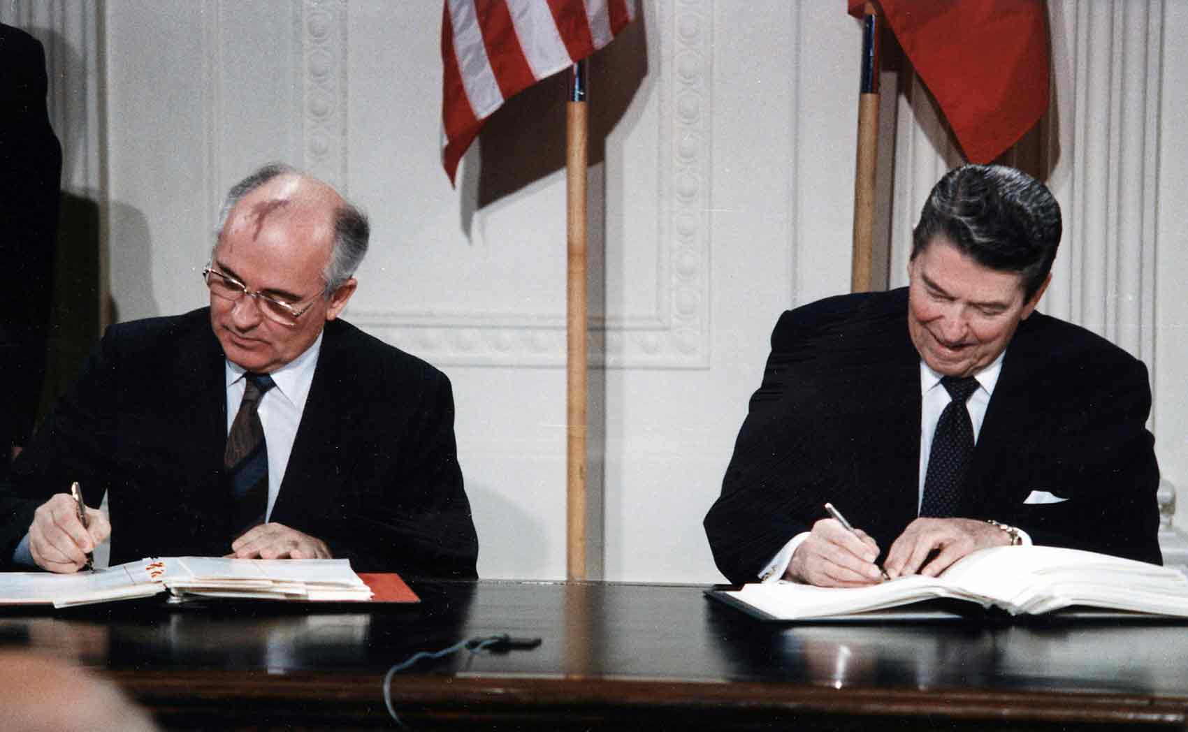 Signing the INF treaty